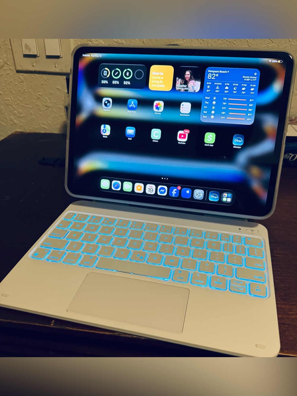 iPad Pro 11” (M4 • 5th Gen) 256GB + ESR Rebound 360 Magic Keyboard